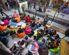 Grupo de niños y personas recibiendo una charla en El Castillo de las Artes