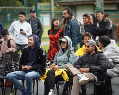 personas en un espacio abierto compartiendo