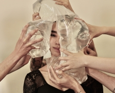 Persona rodeada de muchas manos con bolsas de agua 