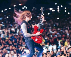 Hombre tocando guitarra en escenario