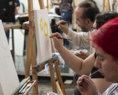 Personas pintando en un caballete