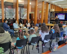 Un grupo de jovenes asiste al laboratorio 