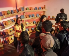 entrega de libro al viento en la Filbo 