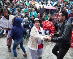 Imagen de personas participando de baile y otro público mirando actividad