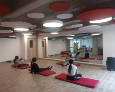 Un grupo de niños estira en uno de los salones del nuevo Crea Salamanca.