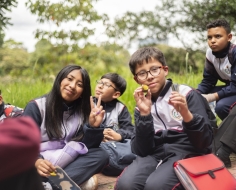 Un grupo de niños en uniforme de colegio, sonrien a la cámara.