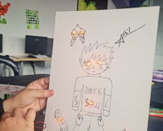 Una persona sostiene un dibujo con circuitos