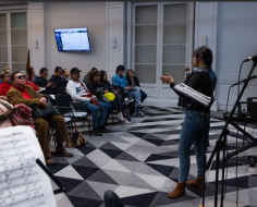 personas participando en las mesas de sectores