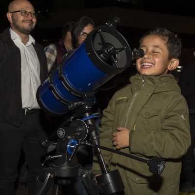 Niño observando la Súperluna 