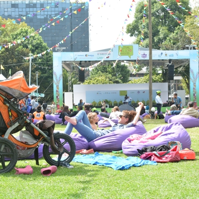 Señora disfrutando el sol