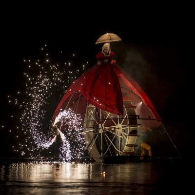 Water Fools, El circo gigante de música y fuego.