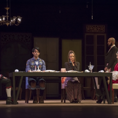 Personas reunidas en una mesa