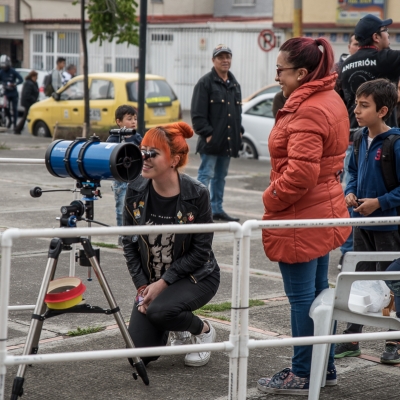 Observando por telescopio.