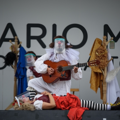 Trágica de Payasos, Desmontando a Shakespeare.