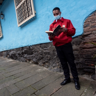 Libro al viento en el 9 de abril