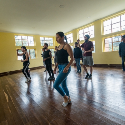 Fotografía de personas bailando en sala de danza