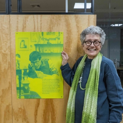 Rosario Caicedo junto a una foto de Andrés Caicedo en Andrés Caicedo: Morir y dejar obra.