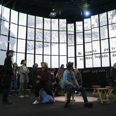 Publico viviendo la experiencia de la exposición postmonumenta.