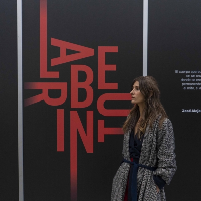 Artista Liz Callejas en la in inauguración de la exposición Laberinto.