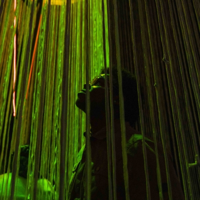 Público interactuando con la Exposición El Beat.