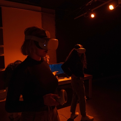 Público interactuando con las obras VR.