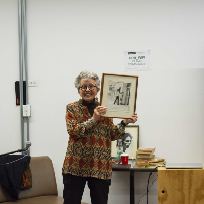 Rosario Caicedo donando foto de Andrés Caicedo a la Cinemateca de Bogotá