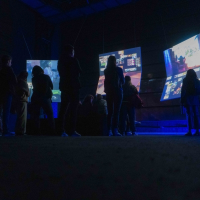 Interacción del publico con la exposición y charla junto a la curadora