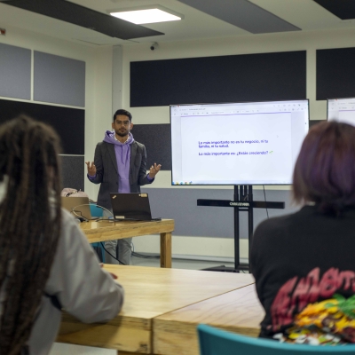 Mentalidad emprendedora vende arte on line sin inventarios. Cinemateca