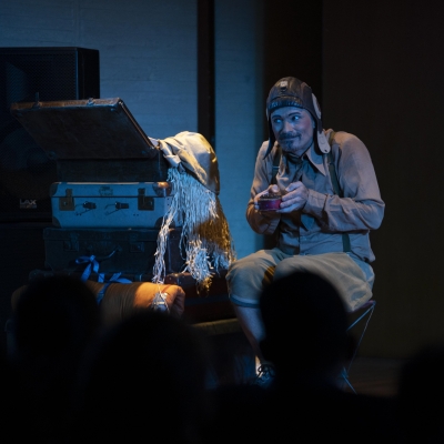 Obra de teatro "El turista" del artista belga Rudy Goddin, celebración del Día Internacional de teatro