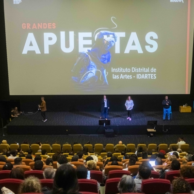 Directora de Idartes y Gerente de Danza hablándole al público asistente.