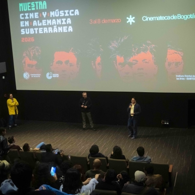 Gerente de Artes Audiovisuales junto a Invitado hablando sobre la muestra.