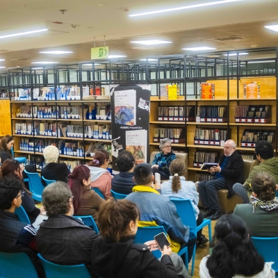 Rosario Caicedo y Sandro Romero Charlando con el público asistente.