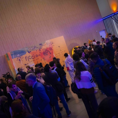 Grupo de personas en el loby de la sala capital esperando entrar al encuentro de prensa del FICCI 2025