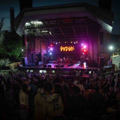 Público disfrutando el tortazo por el agua en la Media Torta