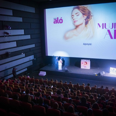 Público viendo la presentación de los premios Mujeres Aló 2025