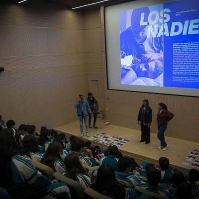 Estudiantes de colegio disfrutando de las clases de película 2025