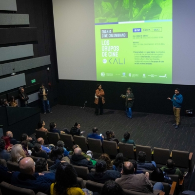 Público disfrutando de la charla, mientras invitados dialogan sobre la película