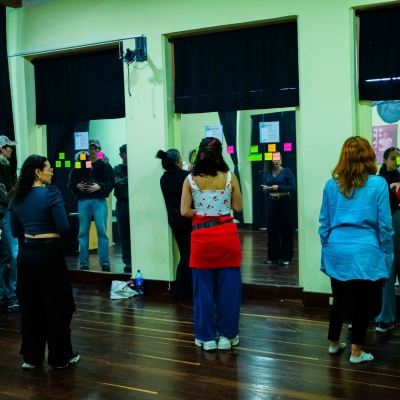 Artistas y participantes realizando actividad para la muestra final Orbitante