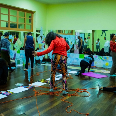 Público y participantes interactuando con la obra propuesta de los artistas