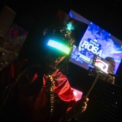 Retrato de artistx antes de su presentación en la Toma Rosa 2025