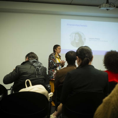 Miembros de la Comisión Fílmica de Bogotá e invitado realizando charla sobre narrativas climáticas durante el BAM para el Público asistente