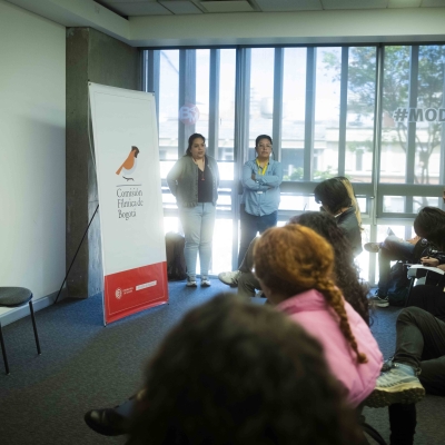 Miembros de la Comisión Fílmica de Bogotá realizando el taller al público del BAM 2025 