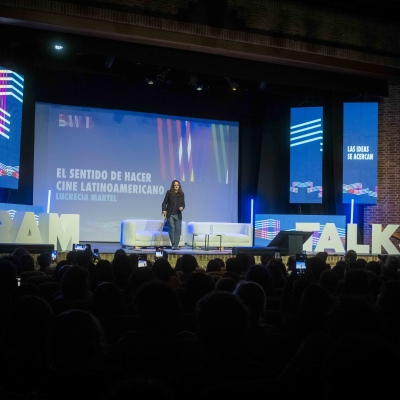 Lucrecia Martel realizando su masterclass para el público del BAM 2025