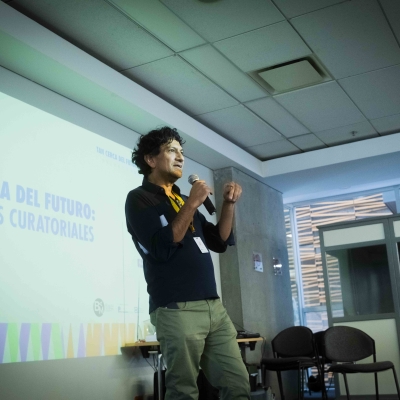 Invitado realizando moderación para la charla sobre la circulación de cine en Latinoamérica