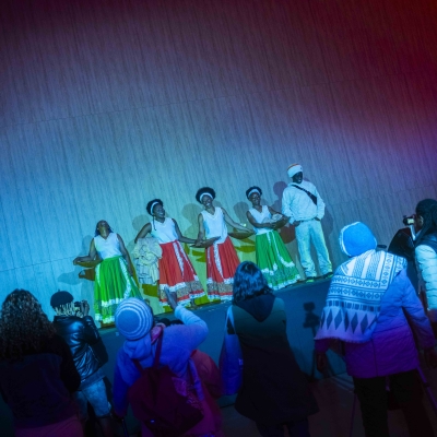 Público disfrutando de la presentación de los artistas en la Toma Afro 2025