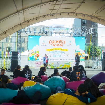Presentador durante Cinemateca al Parque hablando con el público 