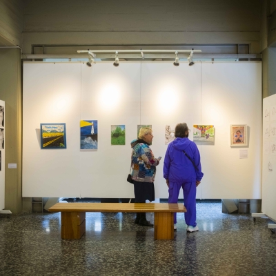 Público observando las obras expuestas de los talleres CREA 2025