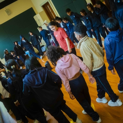 Talleristas guiando a los niños participantes en el taller en el marco de CREA