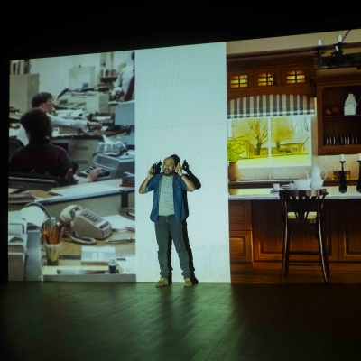 Artista realizando su presentación junto a un video mapping