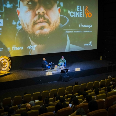 Público disfrutando de la charla Junto a granuja y moderador